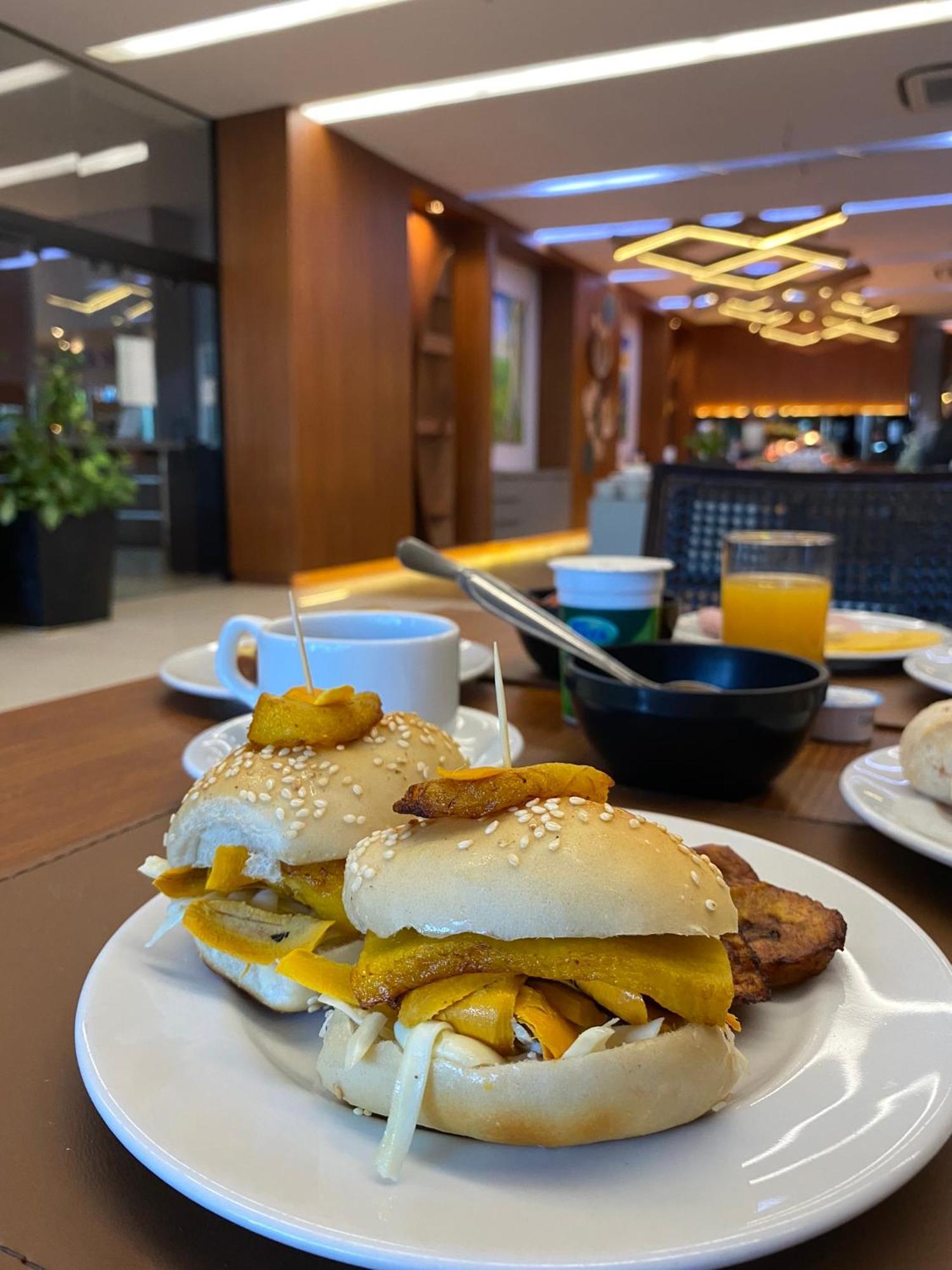 Quality Hotel Manaus Bagian luar foto